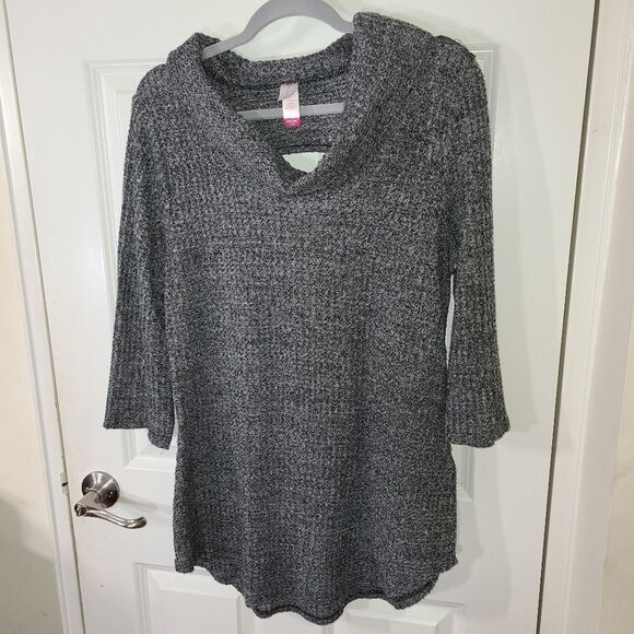 No Boundaries Cowl neck keyhole back tunic - Picture 1 of 9